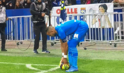 意媒：诺丁汉森林预计周二与尤文接触，以敲定道路的转会