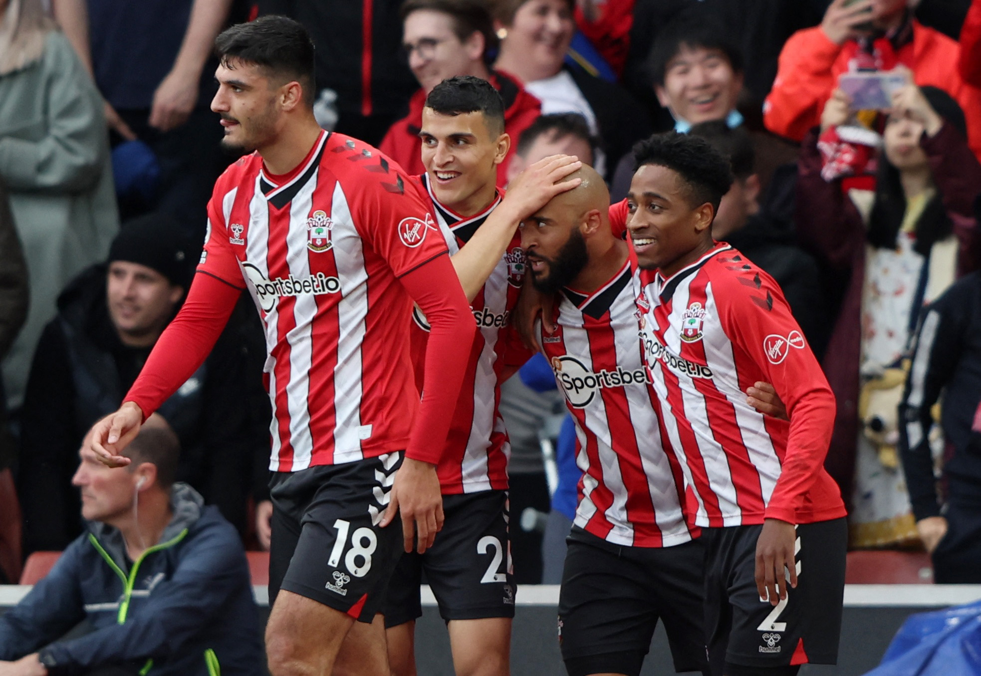 为庆祝美加墨世界杯，与刺客足球鞋融合设计的科8将进行复刻