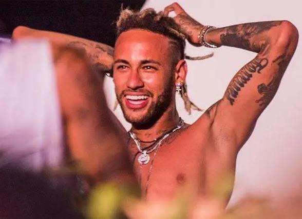 西媒：皇马承认维尼修斯被负面舆论包围，但俱乐部全力支持他（西媒：皇马称维尼修斯深陷负面舆论，但俱乐部坚定力挺）