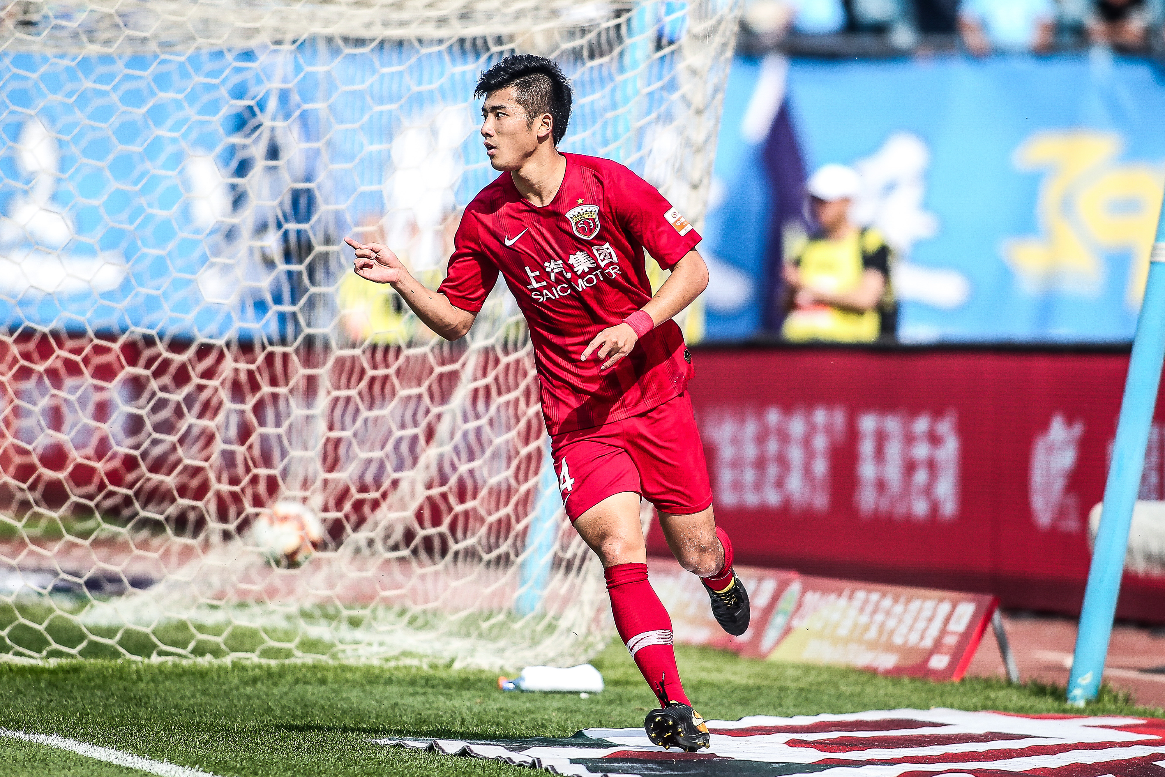 李嗣镕姐弟俩观战足协杯决赛，姐姐晒明媚穿搭，与张稀哲合影（李嗣镕姐弟亮相足协杯决赛现场，姐姐晒活力穿搭并与张稀哲合影）