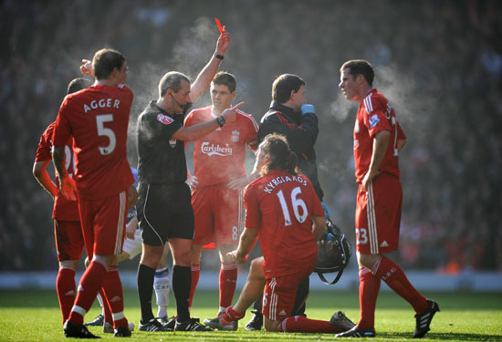 法兰克福球迷在诺坎普球场对巴萨支持者发动投掷袭击