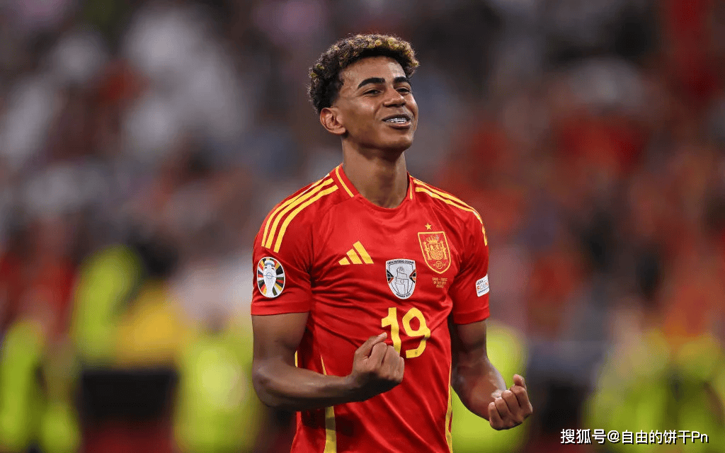 重庆两江新区十联屏打出多个宣传语，庆祝重庆铜梁龙冲超成功