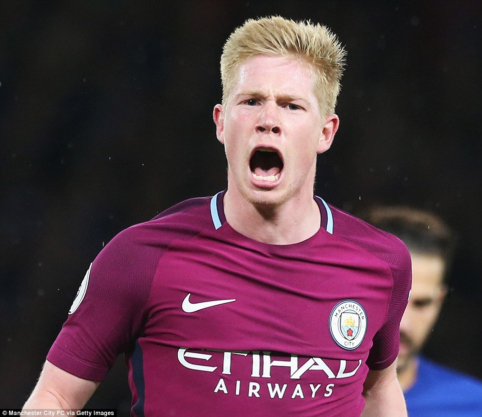 解锁体验卡，英乙比赛中裁判受伤，一球迷走下看台参与执法