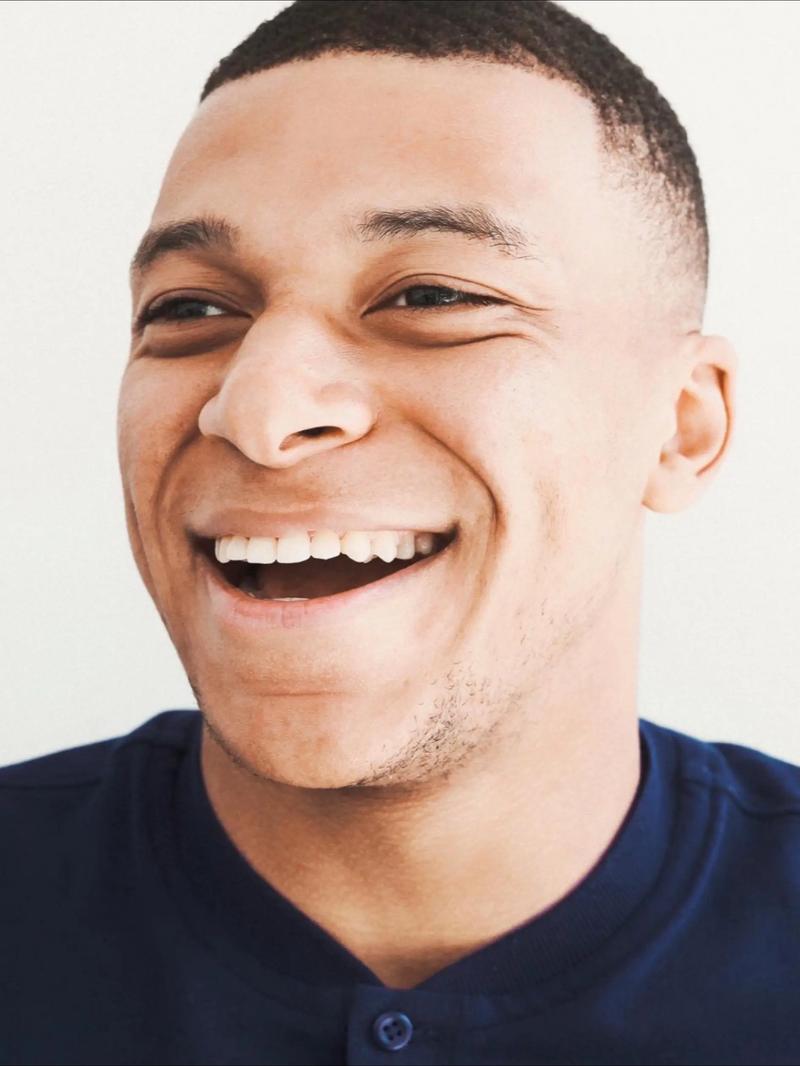 孙颖莎王楚钦赛前训练气氛轻松，大头仰头大笑，大笑引发全场欢笑